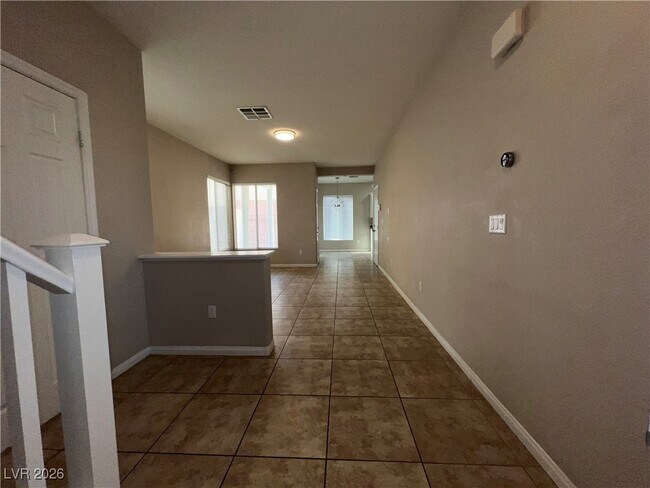 Foto del edificio - 8159 Golden Flowers St