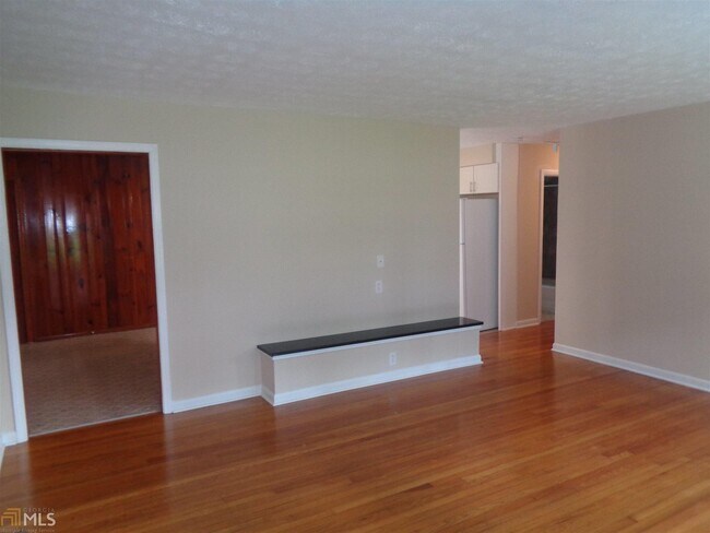 Building Photo - 2217 Pinewood Dr