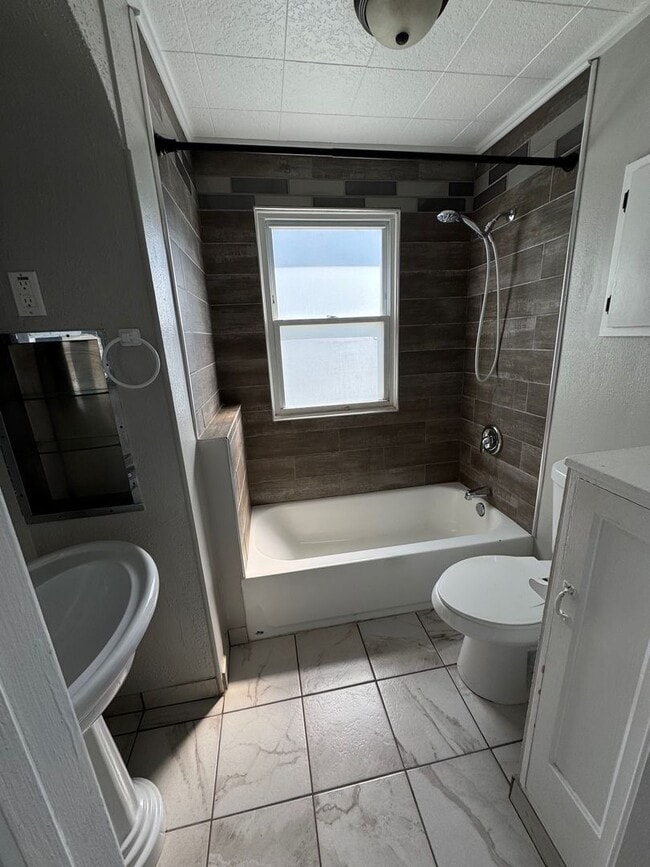 Foto del edificio - 1401 N Court St