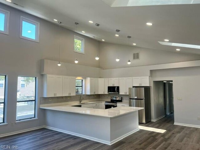 Building Photo - FOR RENT - BEACH LIVING!