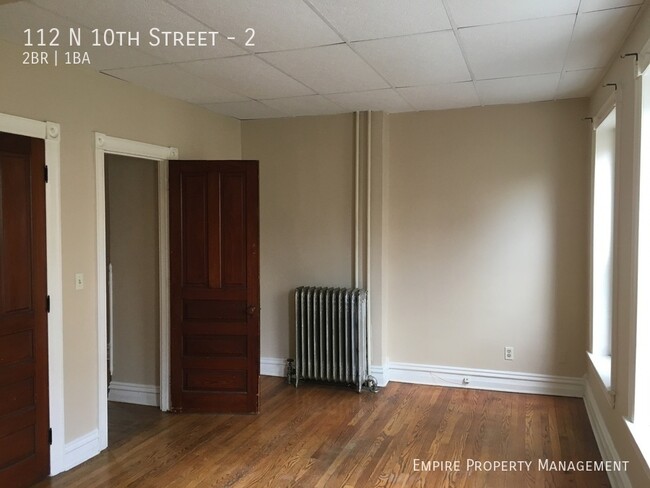 Building Photo - 2nd Floor: 2 Bedroom / 1 Bathroom Apartmen...