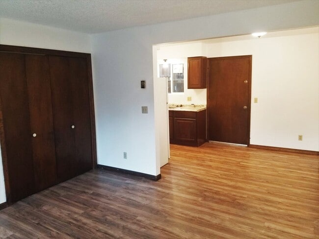 Building Photo - Updated 2 Bed, 1 Bath Townhouse next to NA...