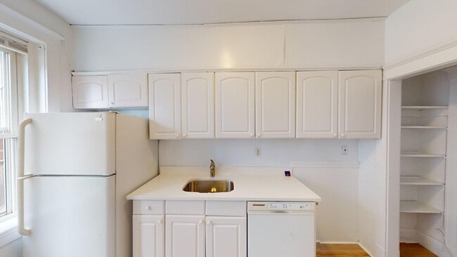 Building Photo - 42 Longwood Ave