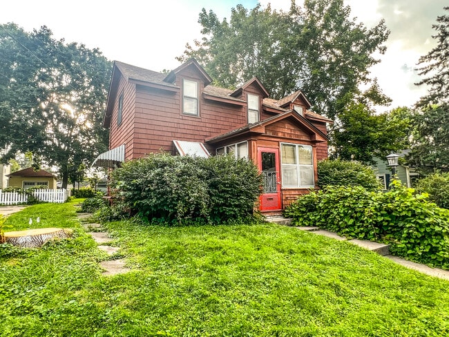 Building Photo - 818 7th St S