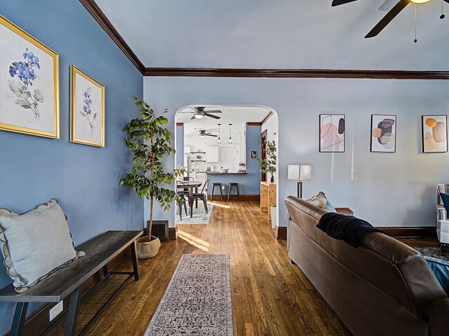 Foto del edificio - 10619 Bernard Ave