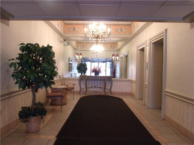Lobby - 2120 Greentree Rd