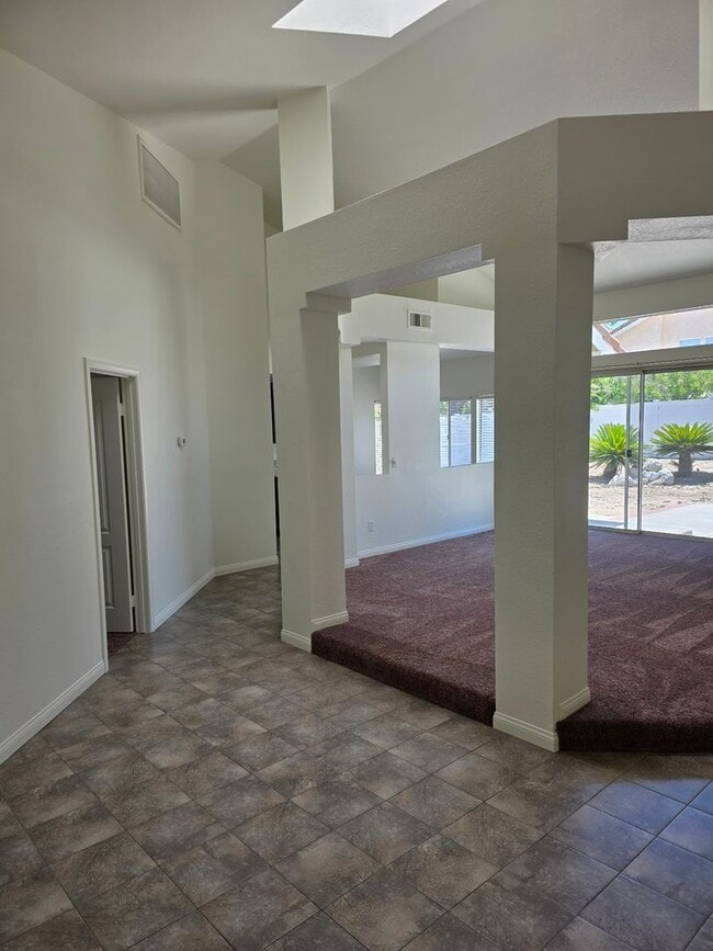 Building Photo - Single Level 3 Bedroom, 2 Bath in central ...