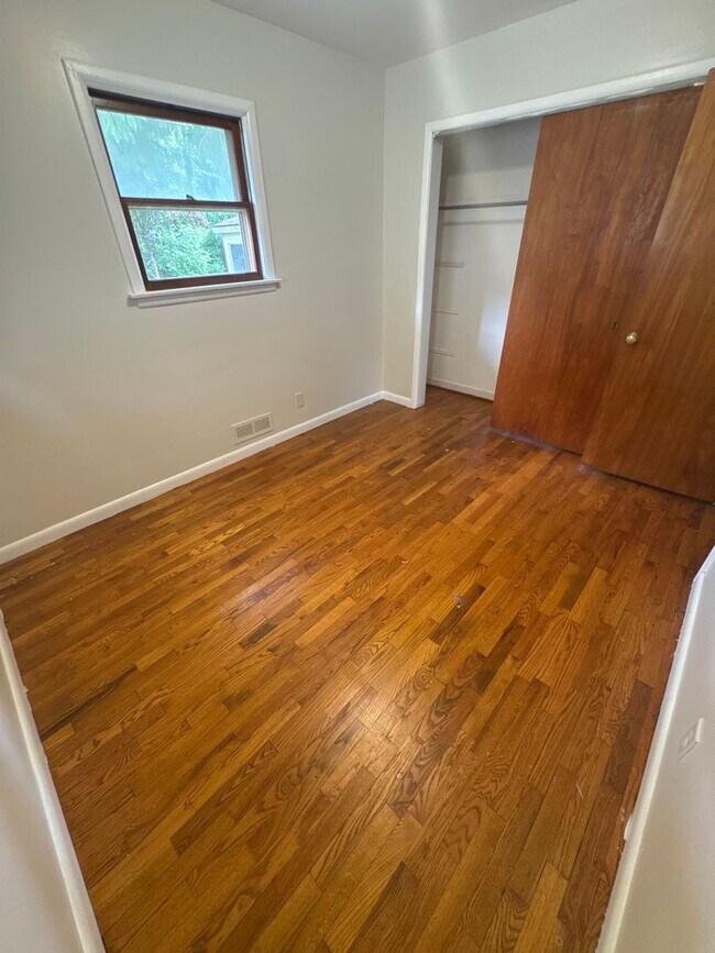Foto del edificio - 2 bedroom 1 bathroom home w/ detached garage