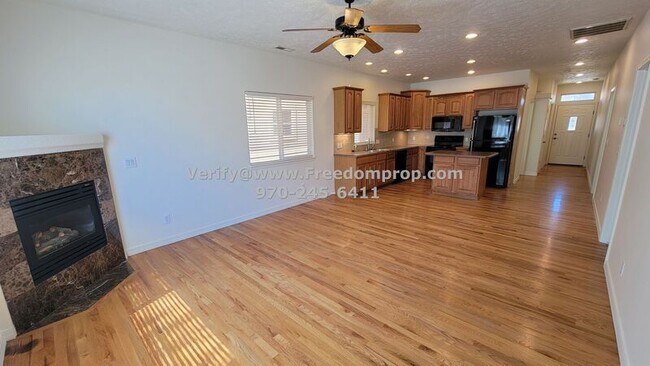 Foto del edificio - 555 Garden Grove Ct