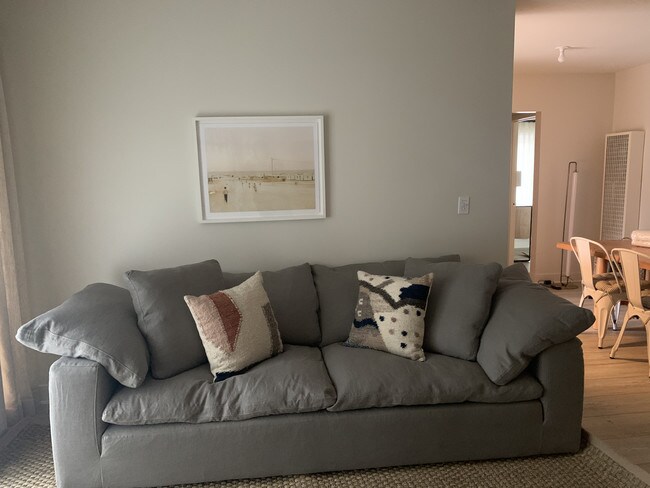 Área de sala de estar abierta al comedor. - 22357 Pacific Coast Hwy