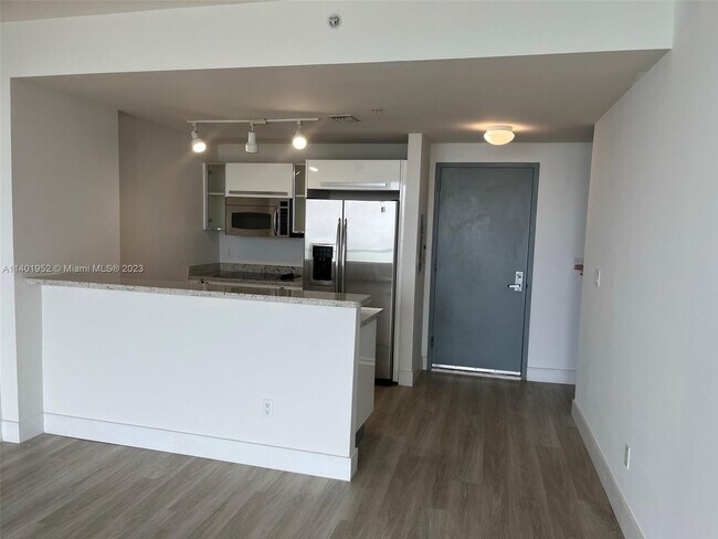 Foto del edificio - 601 NE 36th St