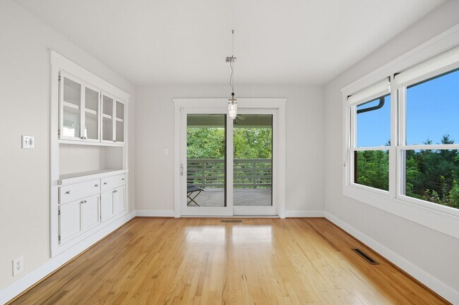 Building Photo - SW Portland!! Stunning 4-Bedroom Home with...
