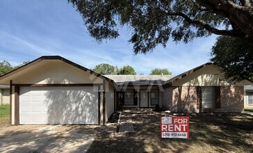 Building Photo - 2706 Lake Briar