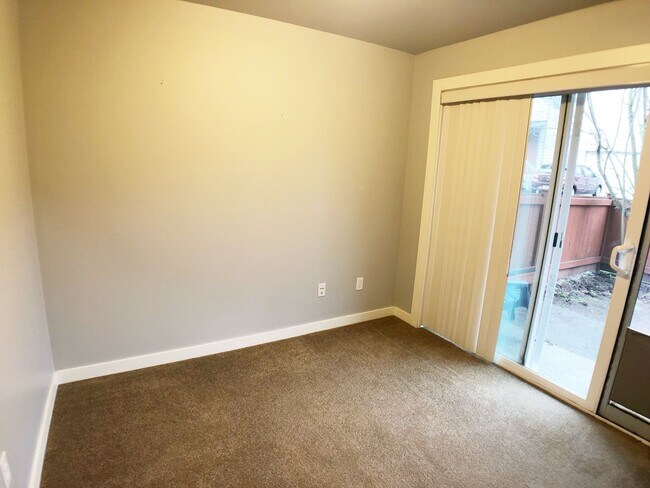 Foto del edificio - Spacious Greenwood Townhome with Courtyard...