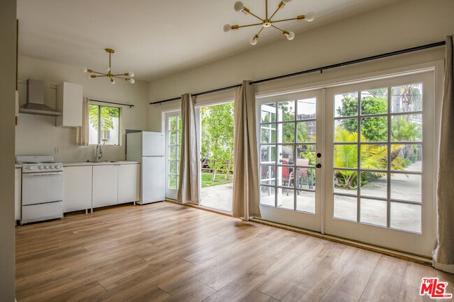 Building Photo - 807 N Stanley Ave