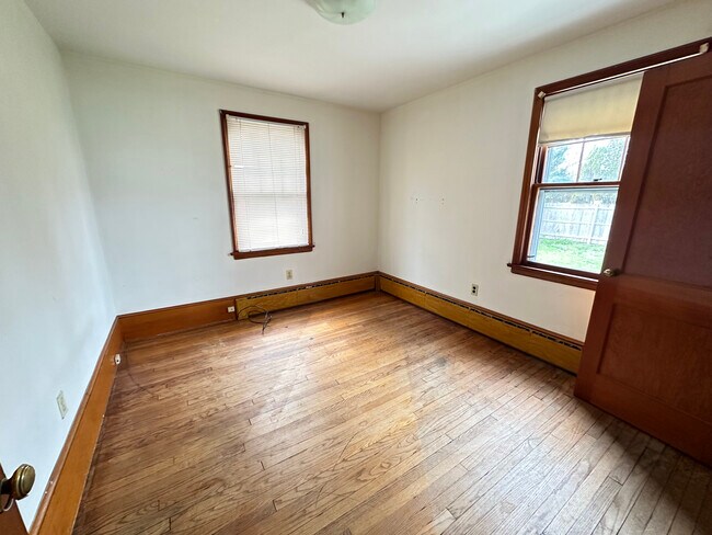 First floor bedroom - 85 Plymouth St