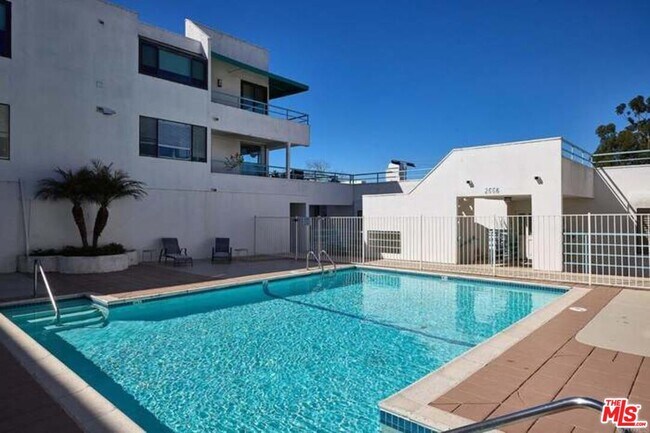 Building Photo - 2552 Navarra Dr