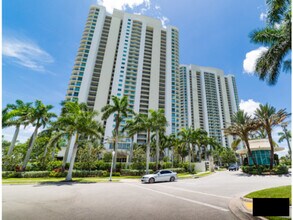 Building Photo - 3000 Oasis Grand Blvd