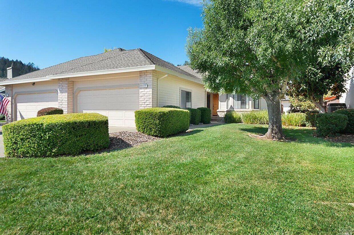 Primary Photo - Beautiful 2 bedroom, 2 bath in the Oakmont...