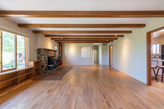 Building Photo - Large Home on 1 Acre Lot Near Christus St....