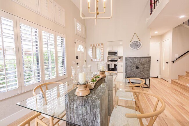 Foto del edificio - Spacious 3BR/3BA Townhome  | Pool, Tennis & Easy Access to Everything