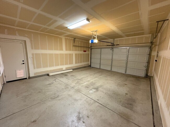 Building Photo - SE Visalia home Rent Ready!