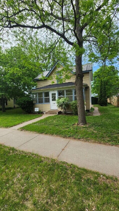 Primary Photo - 4+ Bedroom Home Near Local Schools and Par...