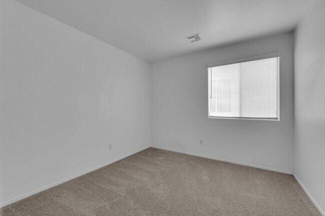 Foto del edificio - Freshly updated 4-bedroom move-in ready and built for comfortable everyday living.