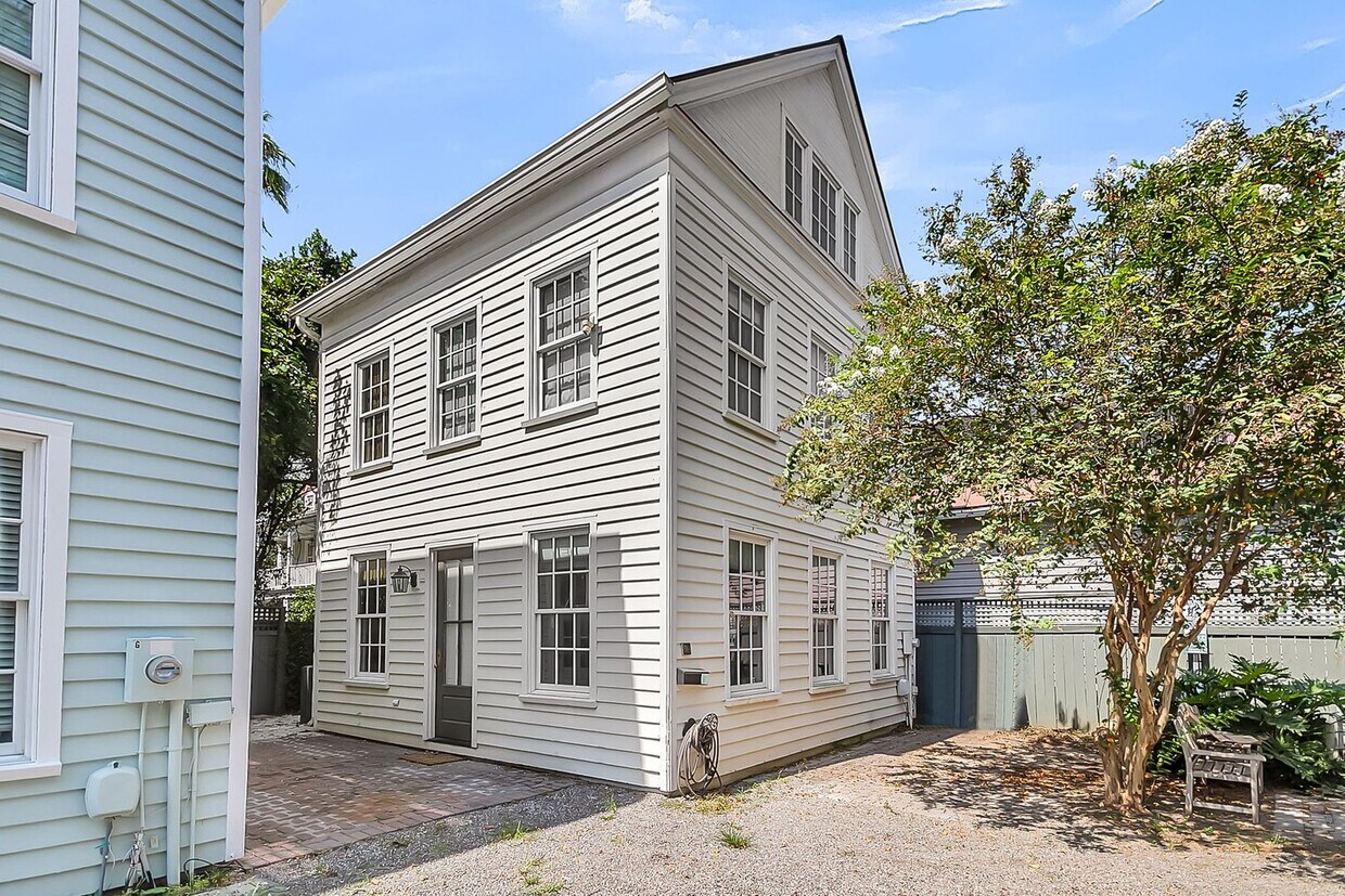 Foto principal - 3 Bedroom 2.5 Bath House in the hip Elliot...