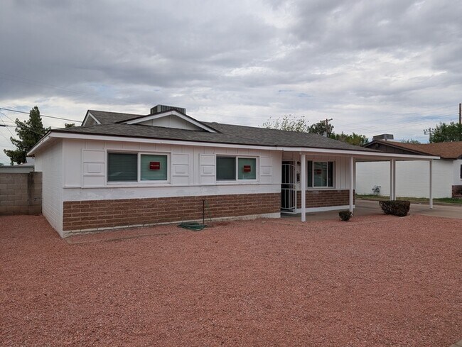 Building Photo - West Phoenix Fully Remodeled 3br