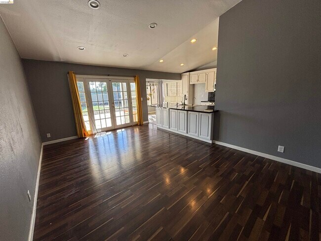 Foto del edificio - 5250 Riverlake Rd