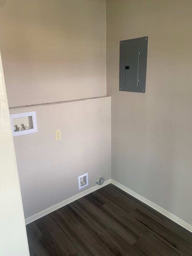 Washer/Dryer Hook Ups - 11636 Downey Ave