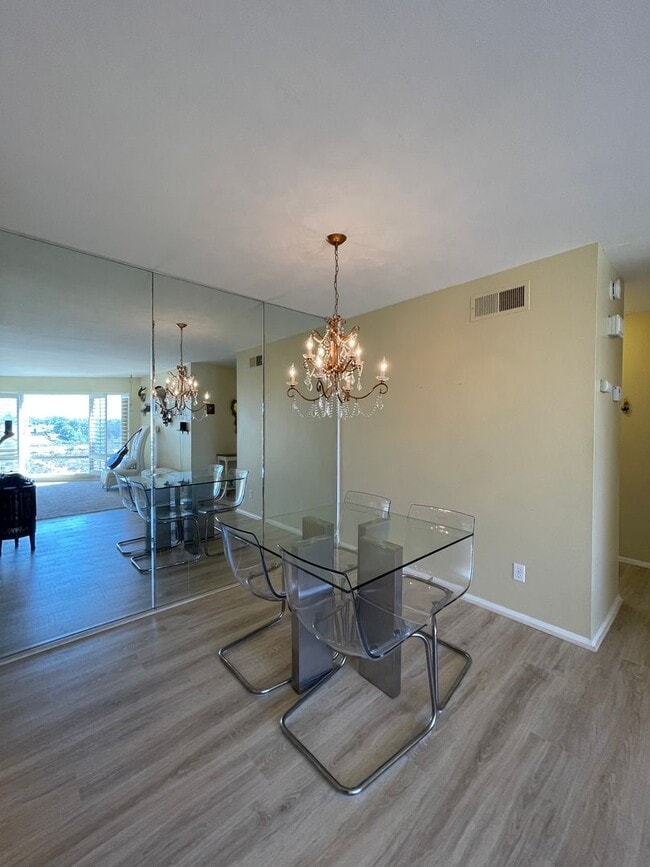 Foto del edificio - Penthouse 2 Bedroom/2 Bathroom Condo with Amazing Views of Adjacent Lake Murray & Mission Trails ...