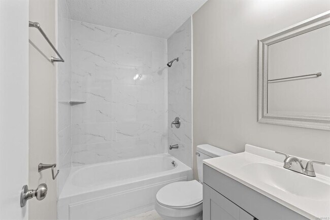 Building Photo - 231 Park Manor Dr