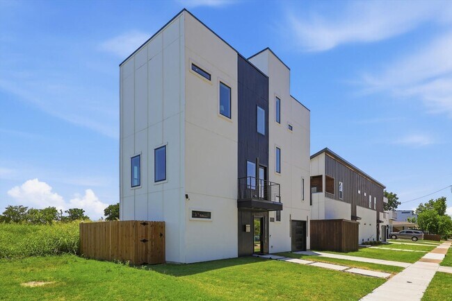 Foto del edificio - Modern West Dallas Home with Rooftop Views Near Downtown - Fully Furnished Optional