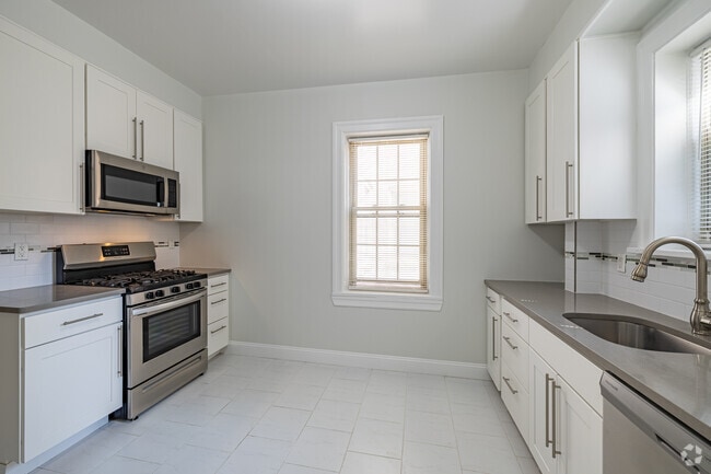 1BR, 1BA, w/Dining Area - 700SF - Kitchen - 128 Broad Street Apartments