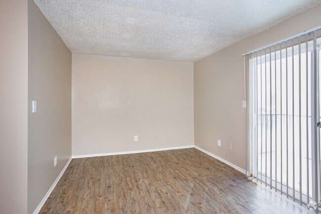 2BR, 1BA - 826SF - Living Room - Village Of Greenbriar