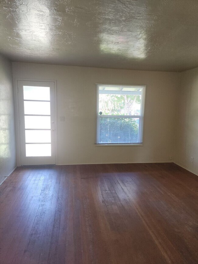 Foto del edificio - Escalon cute 2 bedroom duplex w/garage