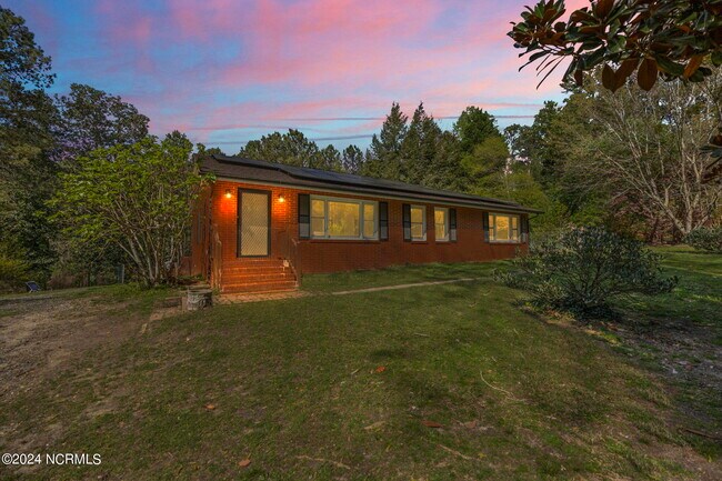 Building Photo - 806 Sunset Dr