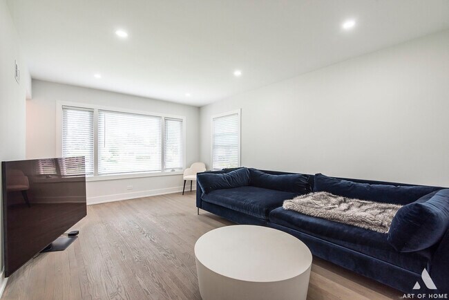 Foto del edificio - 8140 Washington St