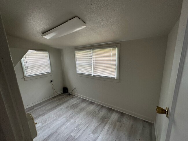 Building Photo - 405 Benham Ave