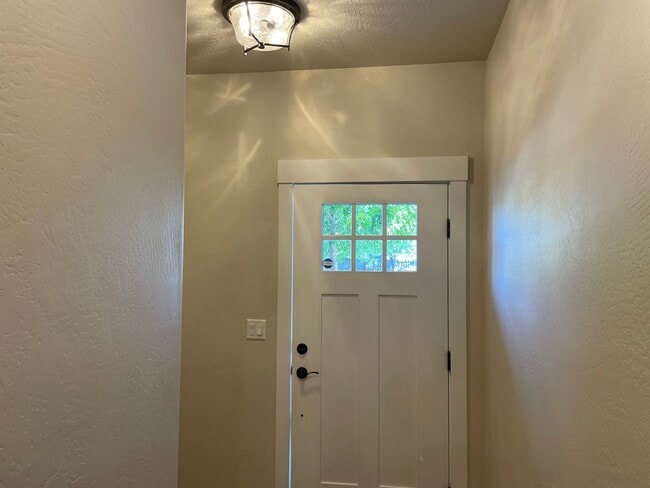 Building Photo - Gorgeous 4 Bedroom 2.5 Bath Home-A Must Se...