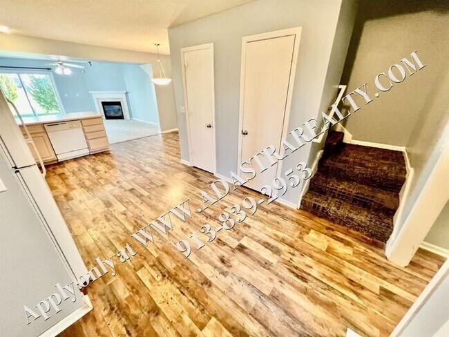 Foto del edificio - Spacious 3 Bed, 2 Bath, 2 Half Bath Townhome in Lee's Summit-Available in AUGUST!!