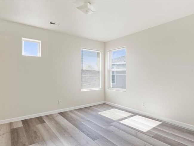 Foto del edificio - 6405N Chapel Hill Blvd
