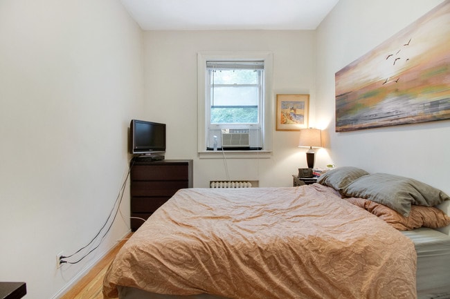 Building Photo - 117 W 69th St