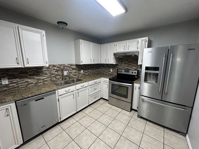 Foto del edificio - Updated Midway Corner Lot