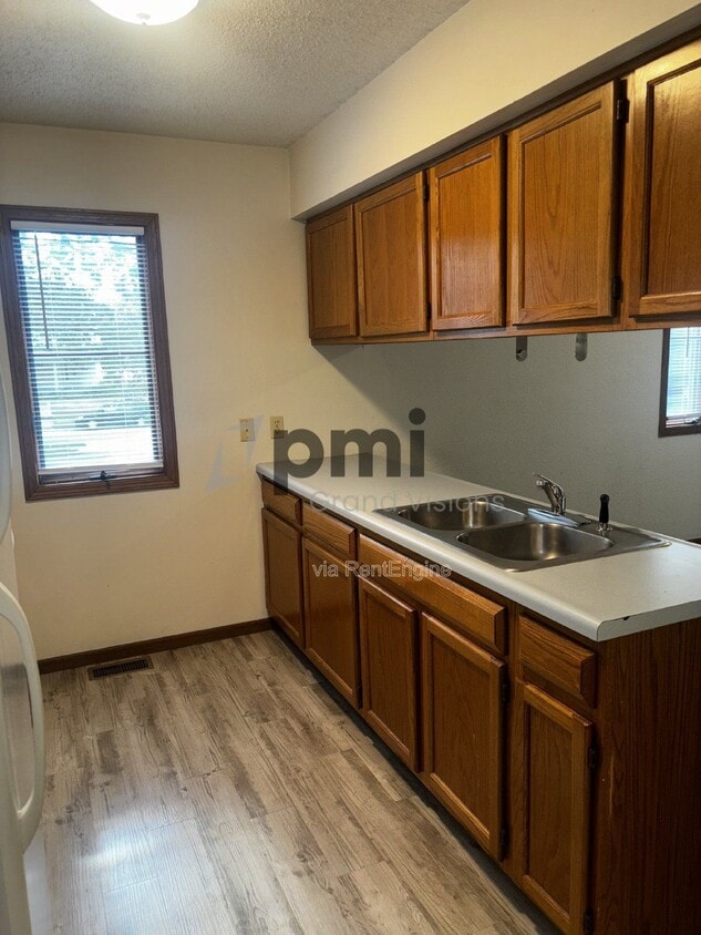 Primary Photo - 1103 6th St