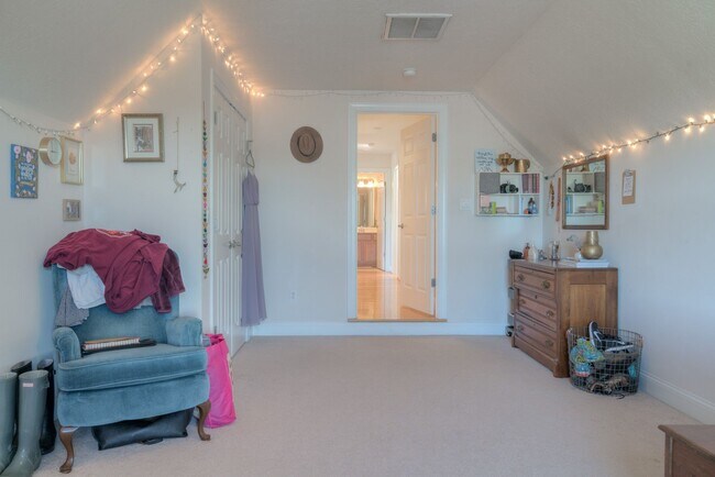 Building Photo - Spacious 4-Bedroom Townhouse with Modern A...
