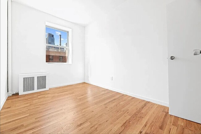 Foto del edificio - 239 W 63rd St