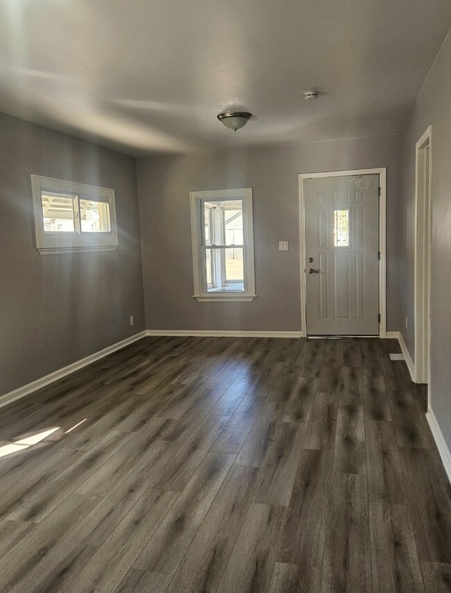 Building Photo - 733 Schomer Ave